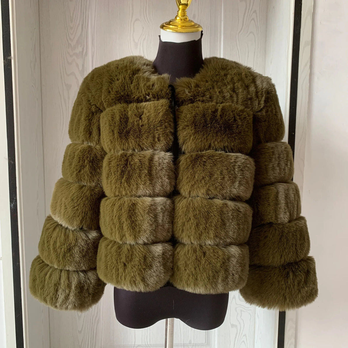 Women's Cropped Faux Fur Jacket – Plush Winter Statement Coat