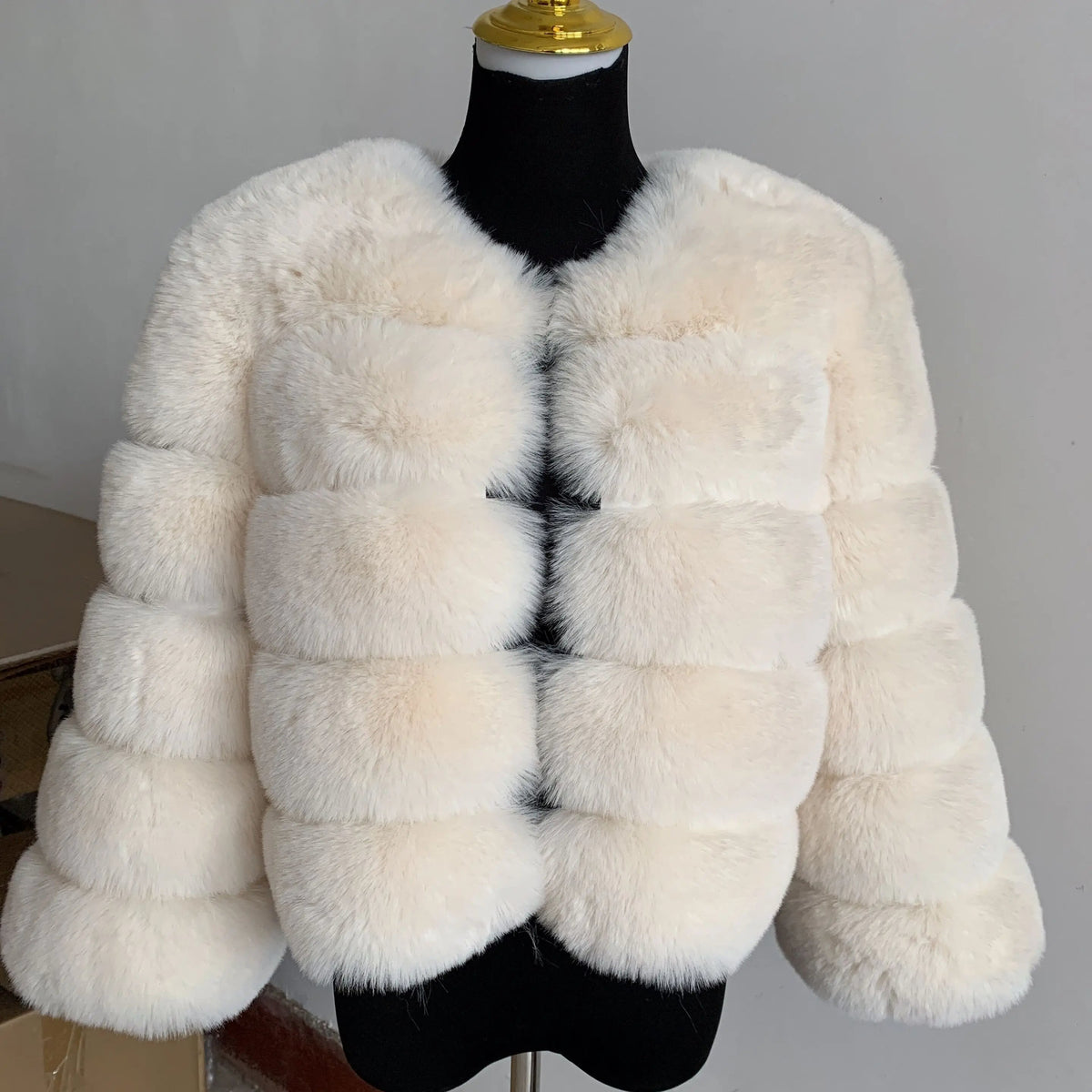 Women's Cropped Faux Fur Jacket – Plush Winter Statement Coat