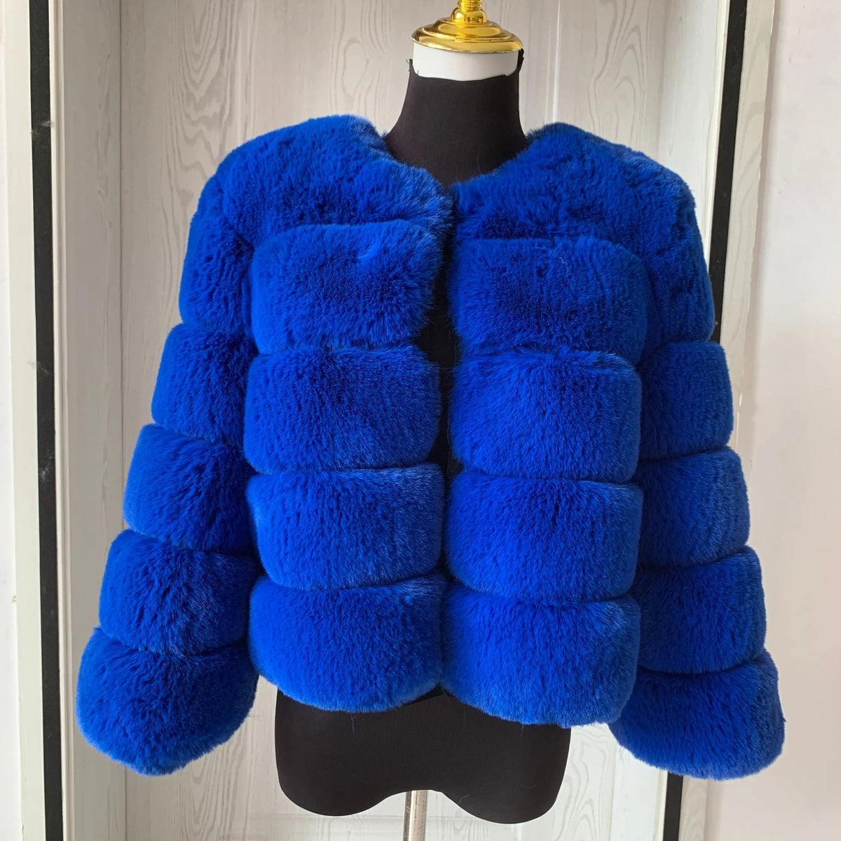 Women's Cropped Faux Fur Jacket – Plush Winter Statement Coat