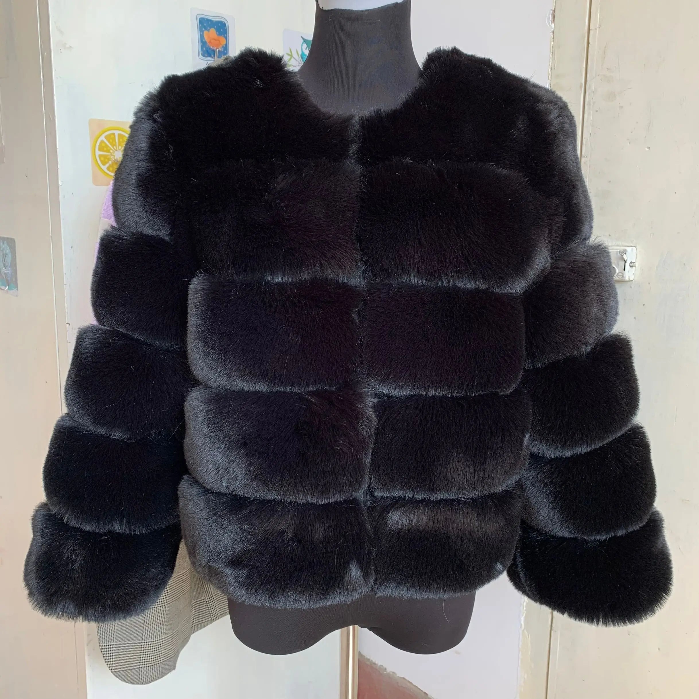 Women's Cropped Faux Fur Jacket – Plush Winter Statement Coat